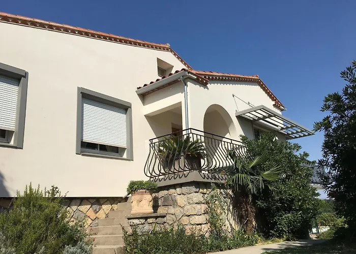 Villa Spacious Retreat In *